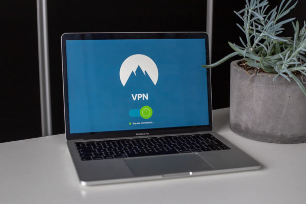 Schwarz grauer Laptop zeigt VPN